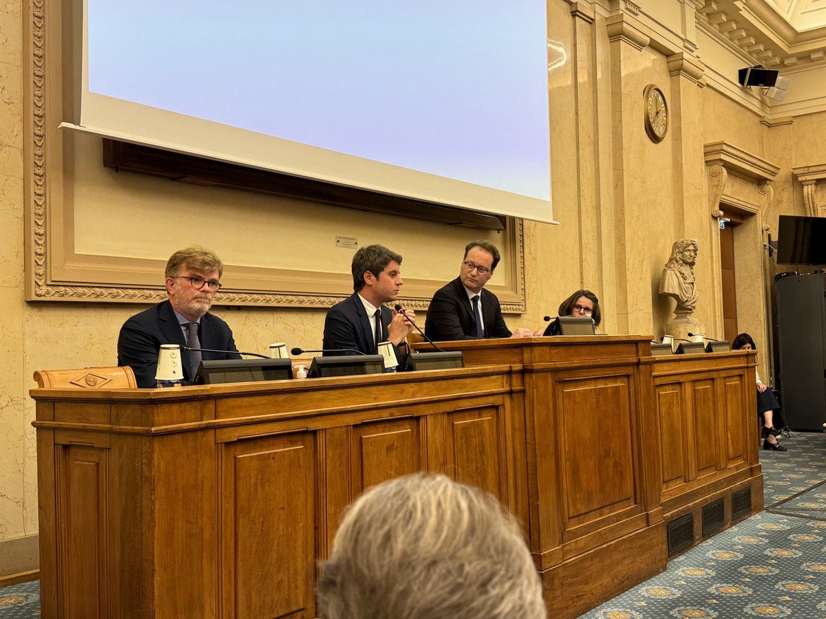 En réunion de groupe avec les @DeputesRE avant l'examen du projet de loi d'orientation agricole. Retour sur les évènements à Sciences Po Paris & sur les chiffres encourageants de la #croissance, à 0,2% au 1er trimestre.