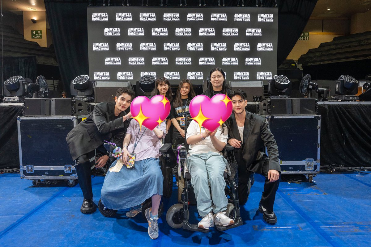 There were two nomnoms that are PWD, so JimmySea adjusted by going to the ground to take photos with them instead of letting them go to the stage.

I just hope next time the stages for concerts or fms are pwd friendly and accessible for everyone.

Nonetheless, JS are truly kind.