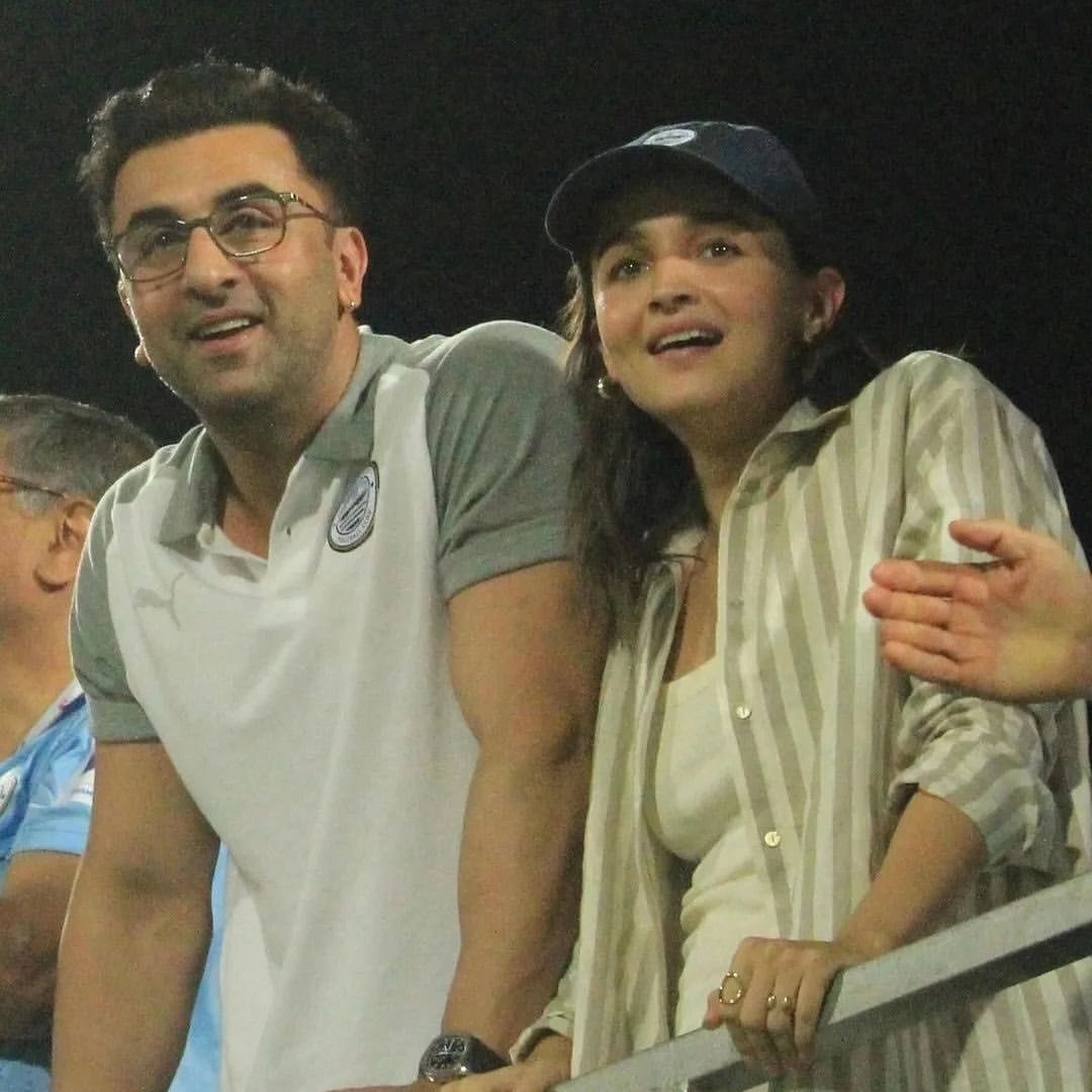 #AliaBhatt and #RanbirKapoor get clicked at a football match in Mumbai.⚽