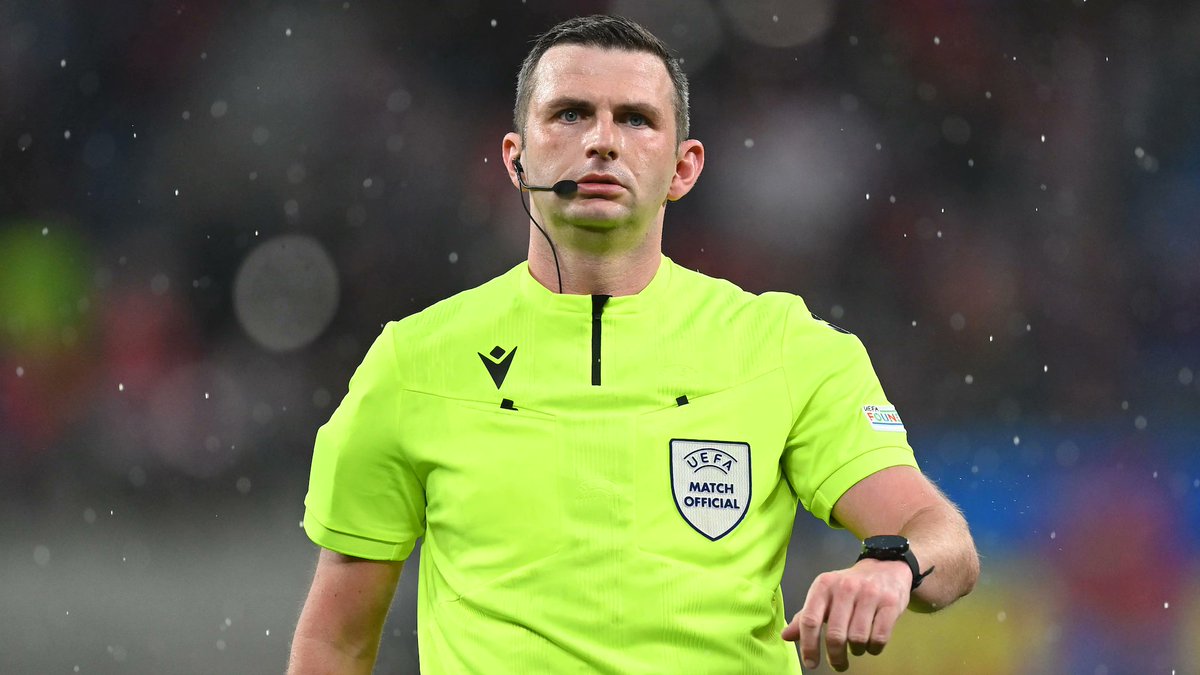 De Engelse UEFA elite-ref Michael Oliver werd aangeduid voor de halve finale in de Conference League tussen #ACFFiorentina en #ClubBrugge.
Het is al de 5e keer dat hij een Europese match van Club fluit na matchen tegen FC Kopenhagen (2x), AS Monaco en FC Porto.