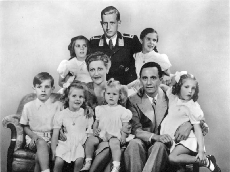 1945'te bugün: Nazi Propaganda Bakanı Joseph Goebbels ve eşi Magda, 6 çocuklarını siyanürle zehirletmelerinin akabinde intihar etti. Hitler'i 'Topyekûn Savaş' atılımına ikna eden Goebbels, harbin son yılında yüz binlerce çocuk ve yaşlının cepheye gönderilmesine neden olmuştu.