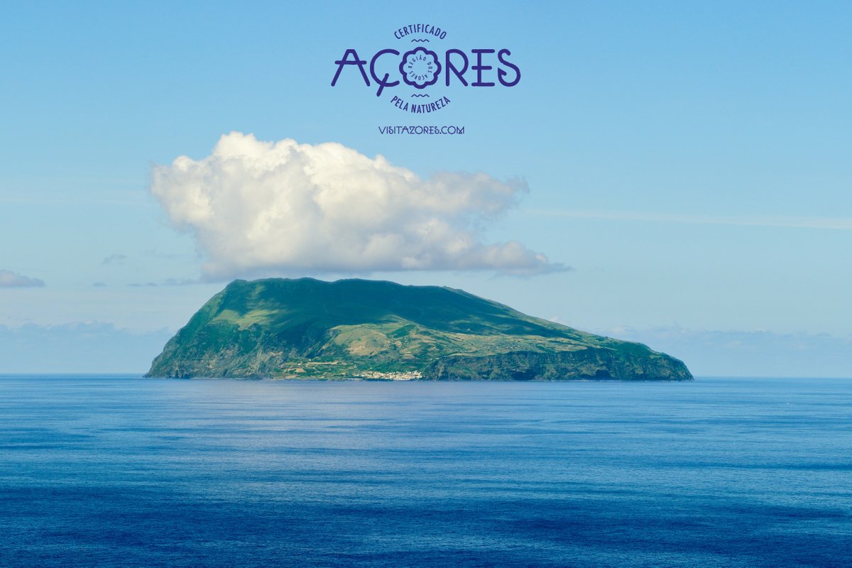 Terminamos o mês com esta vista da ilha do Corvo. Vemo-nos nos Açores em Maio? We end the month with this view of Corvo island. See you in the Azores in May? #visitazores #azores #açores