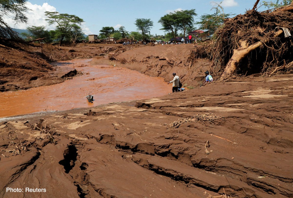 Tientallen mensen zijn om het leven gekomen na een damdoorbraak in Kenia en veel mensen zijn nog vermist. Duizenden huizen zijn weggespoeld. Het land kampt al wekenlang met zware regenval en overstromingen. Het Rode Kruis in Kenia helpt met zoek- en reddingsacties.