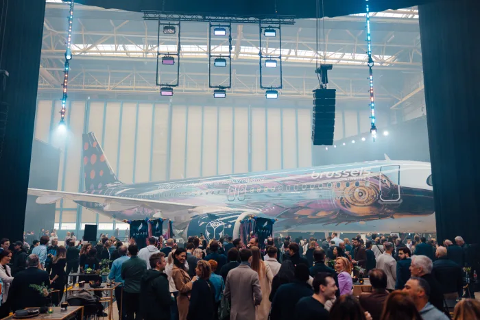 #Tomorrowland y #BruselasAirlines lanzan nuevos aviones equipados con #RealidadAumentada. Una experiencia de Realidad Aumentada a bordo, transformando viajes comerciales y festivales en vuelos inmersivos de fantasía. #MarketingDigital #Publicidad edm.com/news/tomorrowl…