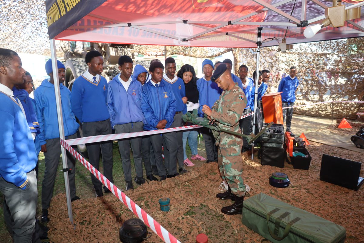 READ || The Bloemshow continued to dazzle on its fifth day as the South African Army formations proudly displayed their prime mission equipment, showcasing their dedication to service. facebook.com/10006886559395… #SANDF #SAArmy #PrideOfLions #BloemfonteinShow