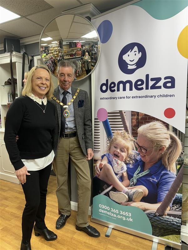 The Mayor Cllr Paul Holbrook met with staff of the Demelza charity at their High St shop on Saturday, to attend the launch of a sale of ice skater Jayne Torvill’s dresses - donated from her appearances on Dancing on Ice. Thanks to everyone who offered their support on the day! 🙏