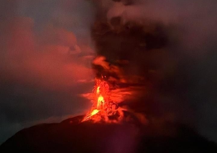 Tsunami alert as Indonesian 'Ring of Fire' volcano erupts with ash and smoke
mirror.co.uk/news/world-new…