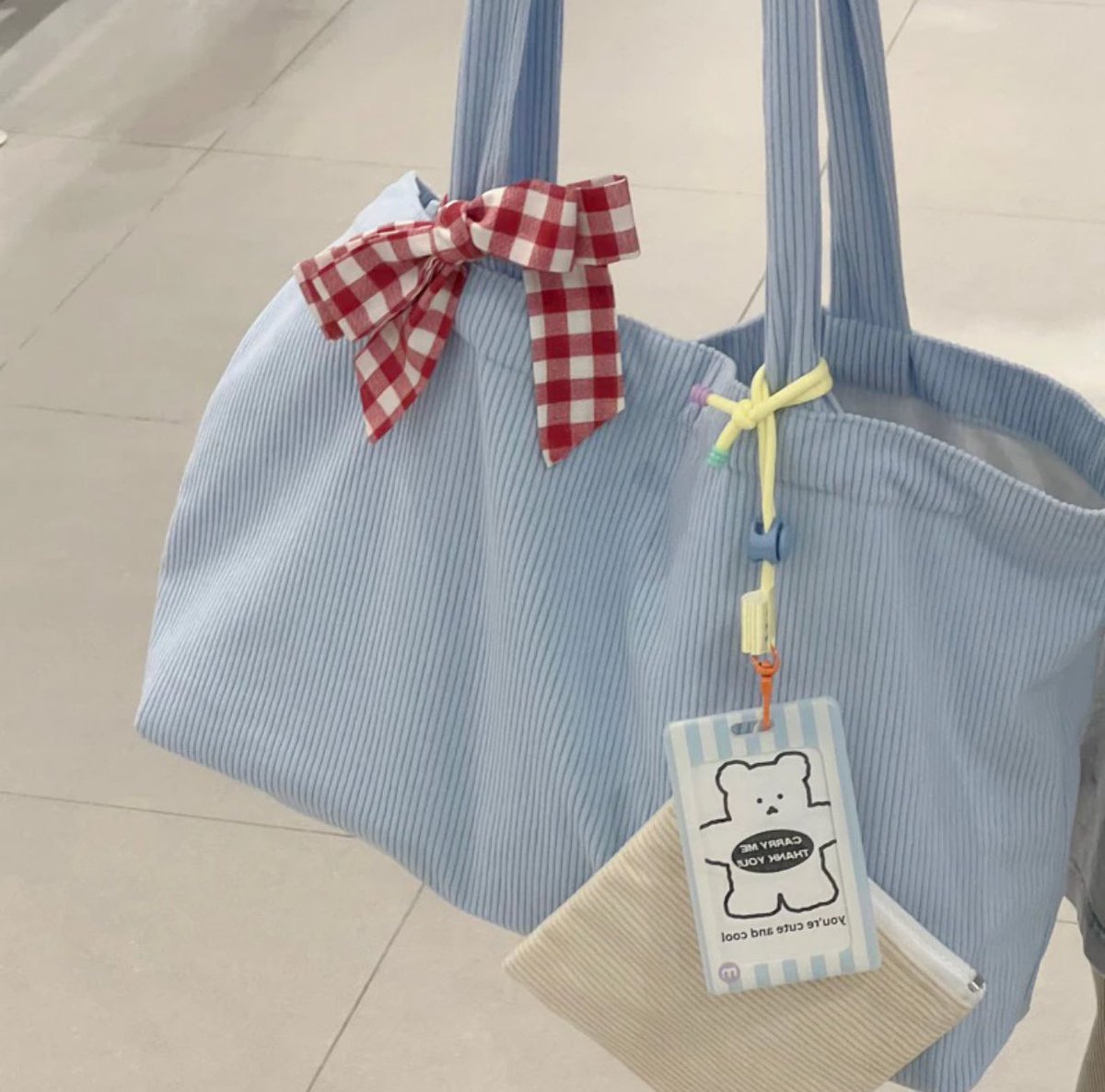 กระเป๋าผ้าลูกฟูก ของร้าน carryme 🛋️ ⊹
( รุ่น tote bag ) + มีช่องกระดุมด้านในป๊อกแป๊ก รุ่นนี้ใส่ได้ทั้ง notebook/ ipad / หนังสือ เอาอยู่หมด💪🏻💘  
**🎀 ทางร้าน มีแถมโบว์ มาพร้อมกระเป๋า แบบสุ่มด้วยน้า ิิ

แปะ 🖐🏻 shope.ee/2fooZorTo0

#กระเป๋าผ้า #กระเป๋า #กระเป๋าผ้าน่ารัก