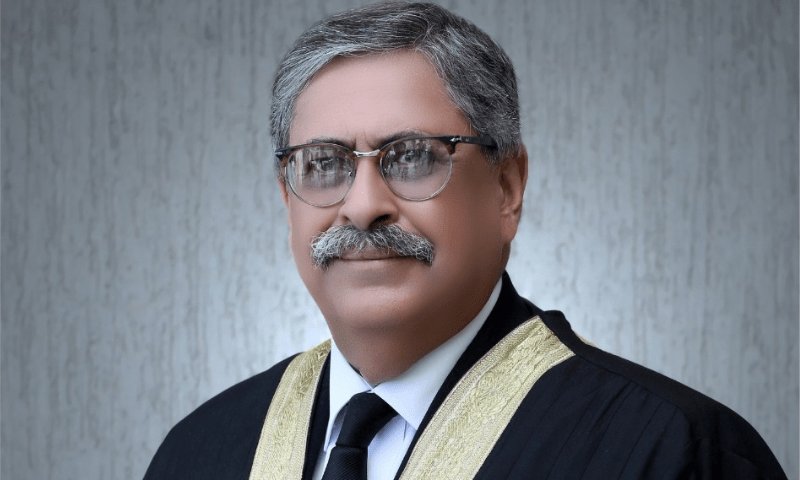 Today, Justice #AtharMinallah has vindicated his academic credentials, legal acumen, income he earns as a senior judge by boldly and fearlessly upholding the Constitution, championing civilian supremacy, and taking a resolute stand for judicial independence. 🧵 #مداخلت_ہوتی_ہے