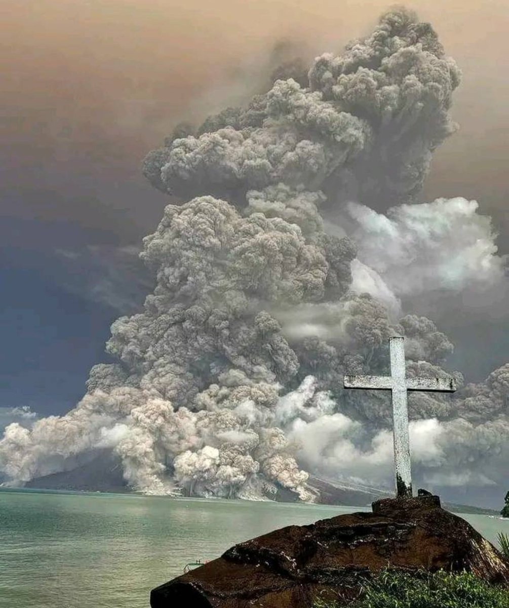 poderosa imagen del volcán Ruang, Indonesia