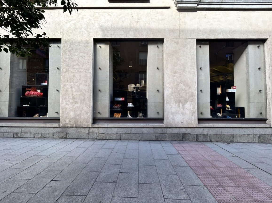 Si pasas por la calle Hortaleza, échale un vistazo a lo que hay en nuestro escaparate. En la exposición 'Escaparate de arquitecturas. @urjc' está expuesta una selección de maquetas realizadas por estudiantes del Grado en Fundamentos de la Arquitectura. 👉coam.org/agenda-coam/ex…