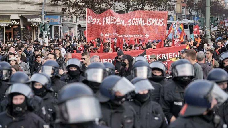 Berlin am 1. Mai: 5.500 Polizisten im Einsatz – Linke und Linksextreme planen für die Sonnenallee

Am Tag der Arbeit wird traditionell in Deutschland demonstriert. Früher ging es dabei teilweise hoch her – vor allem in Berlin. Wie könnte es in diesem Jahr ablaufen?