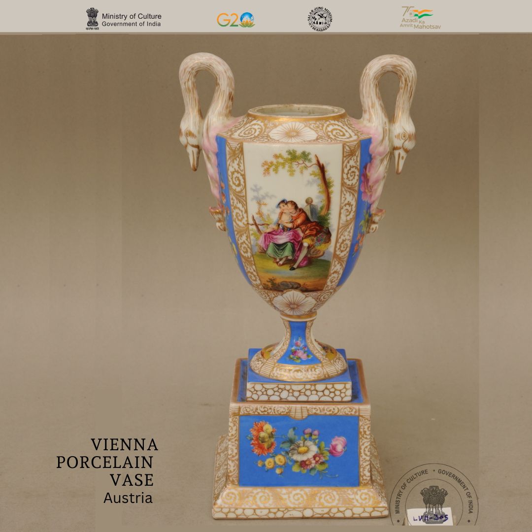 Dresden porcelain’s popularity in Germany in 18th century stimulated growth of carious porcelain factories in Europe. One such factory was ‘Vienna’. The Vienna porcelain factory was set up in 1719 and taken over by the Austrian government in 1744. (1/2)
#SalarJungMuseum #Vienna
