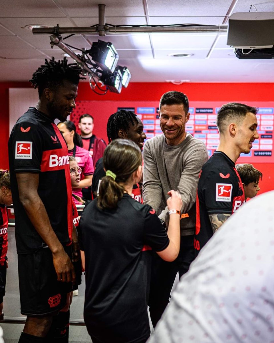 Xabi Alonso's daughter was Frimpong's mascot for #B04VfB 🫂🤗

#Bundesliga | #Showtime | #MD31