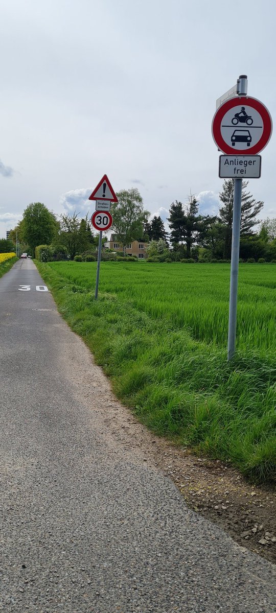 Wenn @StadtMG seit Jahren nicht für die Einhaltung der #StVO sorgen kann malt sie noch mal mit Farbe.
Symbolpolitik fürs #stadtradeln .
#mobilitätswende #visionzero