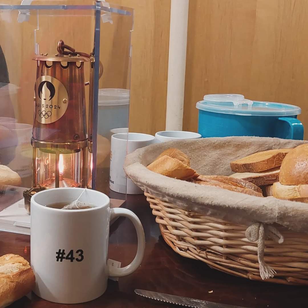 🔥 Le petit-déjeuner sur le #Belem

⛔️ Interdit d'utiliser la flamme comme grille-pain

Les gardiens de la flamme emportent la lanterne partout avec eux, même lors des repas.

4e jour en mer.

Ps : Chacun a une tasse numérotée à bord. 

#flammeolympique
#paris2024 
#breakfast