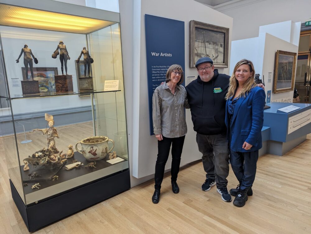 Johnny Vegas talks of living his best life with new @walkergallery exhibition that launches today. 🧑‍🎨 👉 ow.ly/qmbR50RrcYN