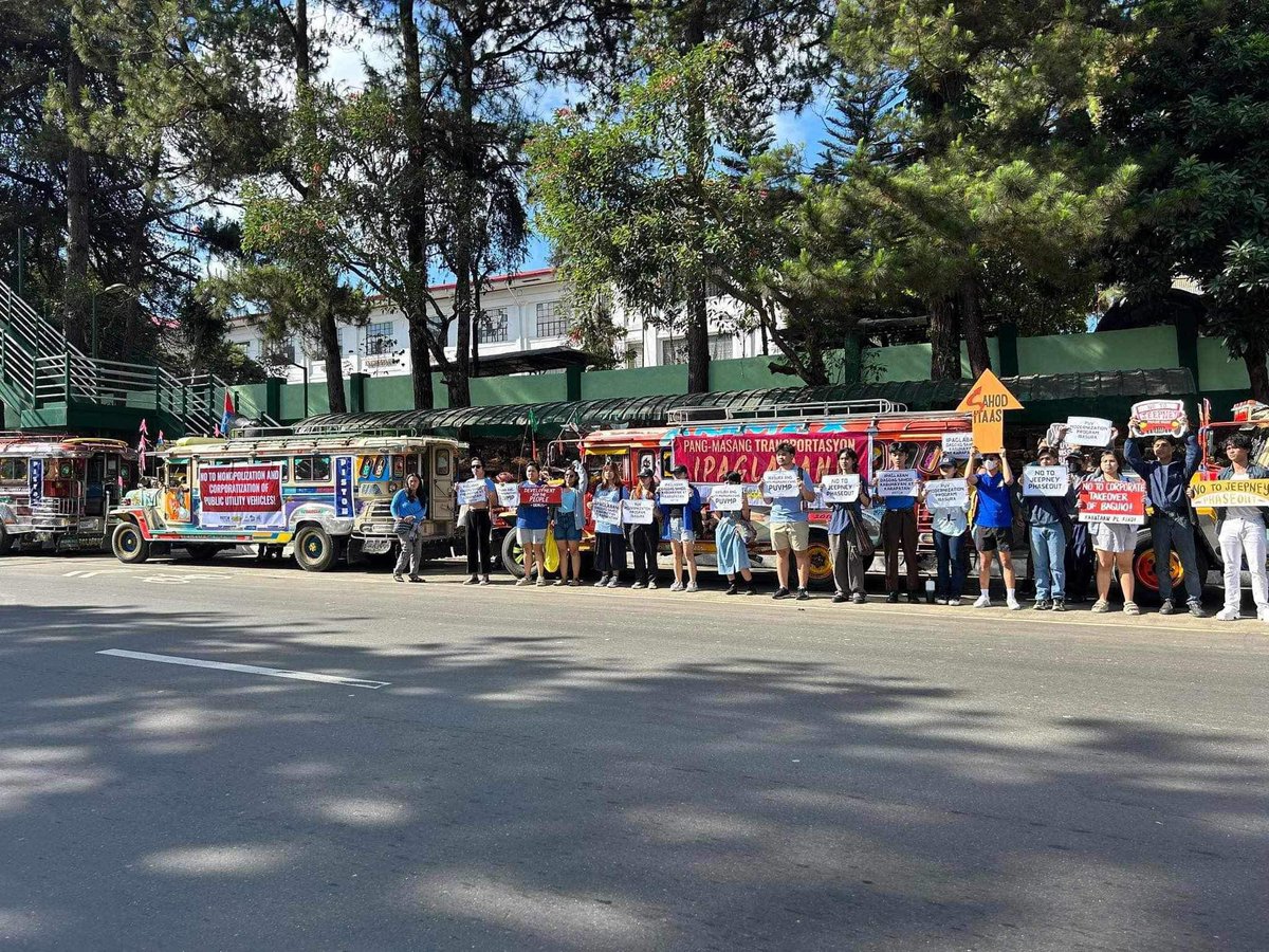 TIGNAN: Nakiisa ang Anakbayan UPB sa nangyaring transport caravan at kilos protesta laban sa franchise consolidation deadline ng anti-mamamayang PUV Modernization Program kaninang umaga, ika-30 ng Abril 2024.

#NoToJeepneyPhaseout 
#PUVMPIbasura
#SahodItaas 
#MayoUno2024