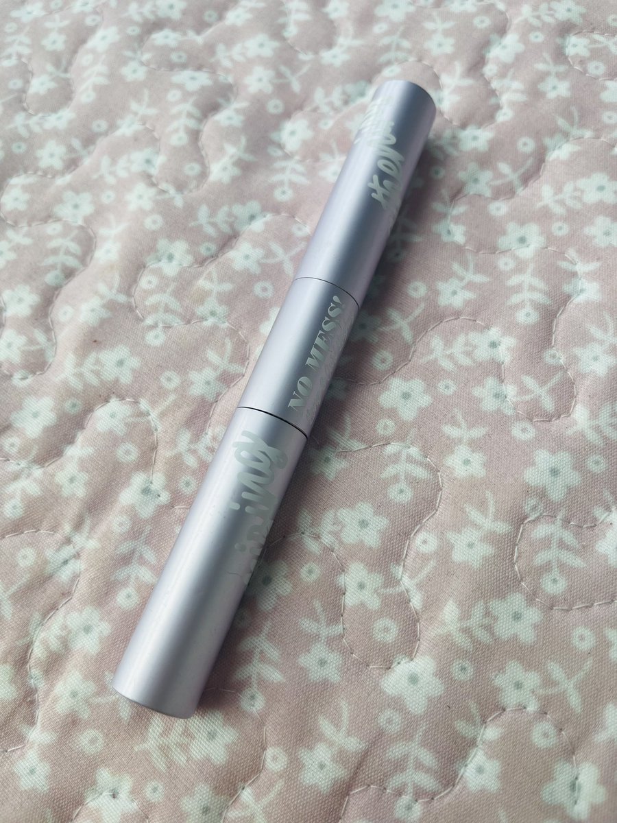 Another love Mascara from
Local product tau ni haa jangan main2, bukan calang2 ye. 

Mascara from Feverglam, i suka sebab dia ada dua jenis berus satu halus satu lagi tebal. Halus untuk lentikkan lagi, yang tebal tu untuk volume. 

s.shopee.com.my/3Al6Kowwx4