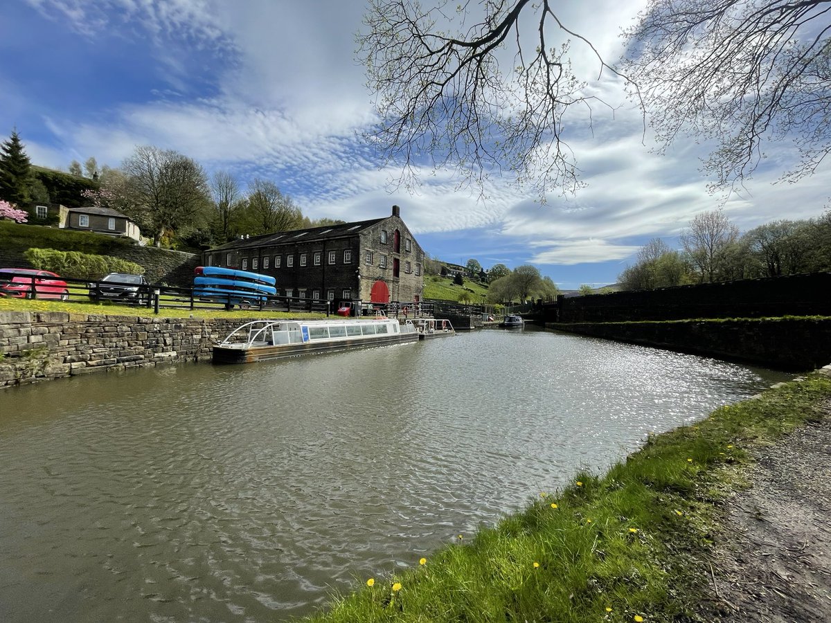 A lovely morning to be on the water. Our residential school from Holmfirth enjoying the sunshine at Tunnel End today. @CanalRiverTrust @CRTYorkshireNE @paddle_uk @KirkleesCouncil @CLOtC @LearnKirklees @GoPaddlingInfo