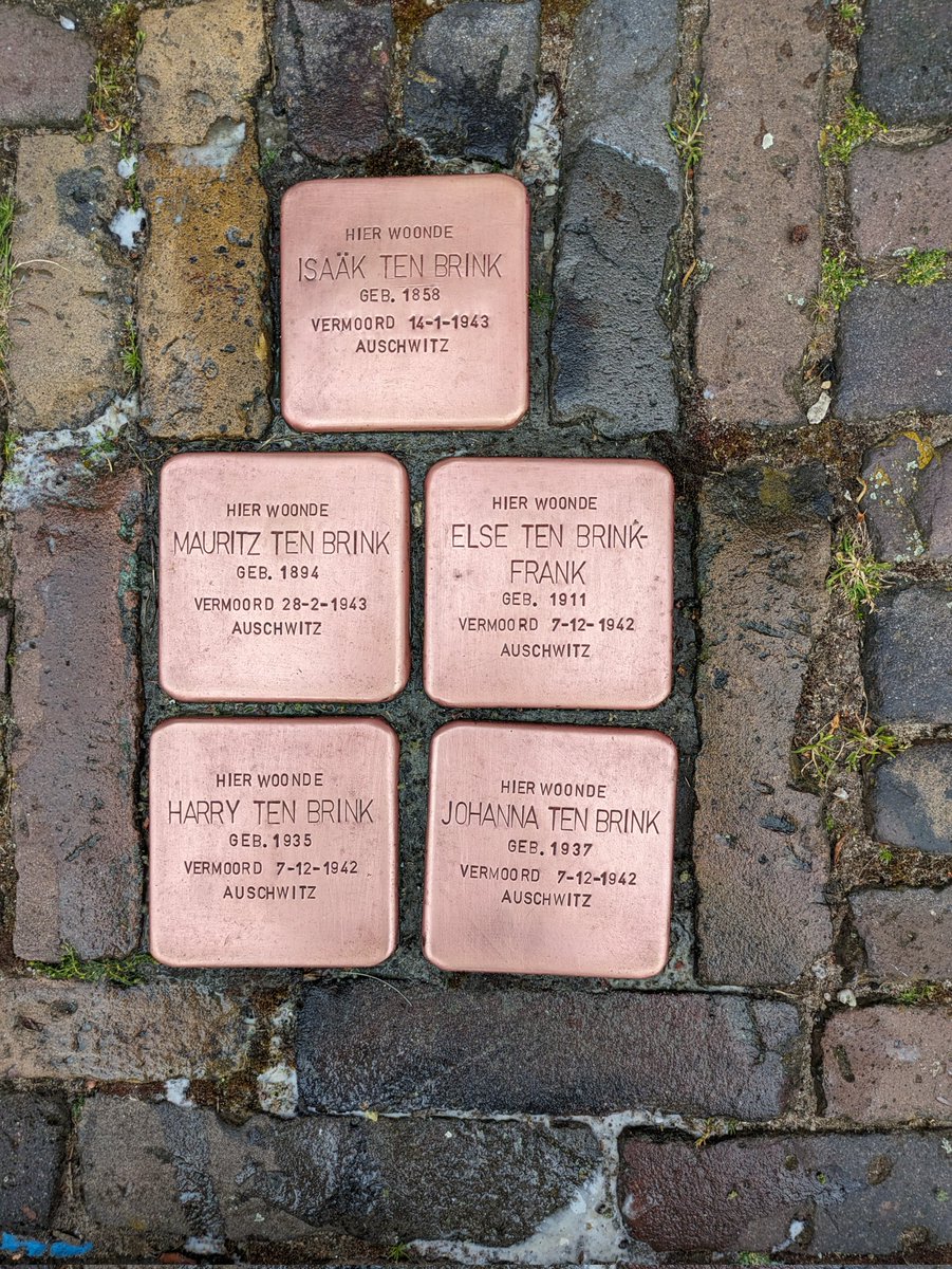 Vandaag met een aantal vrijwilligers de 56 #stolpersteine in Denekamp schoon gemaakt. #dodenherdenking. #4mei