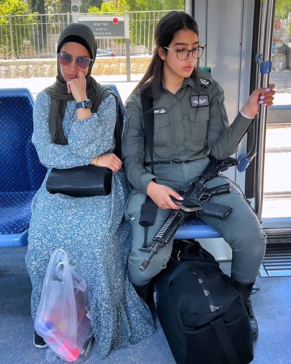 Satu hari di Jerusalem, Israel. Terlihat ibu dan putrinya berada di bus.