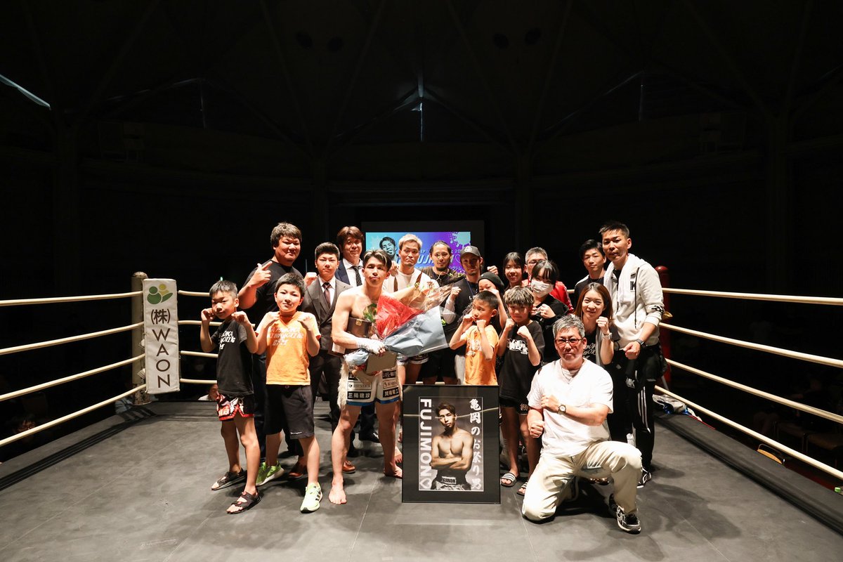 kickboxing420's tweet photo. 日曜日の引退試合、勝たれへんかった

最後まで頑張ったけど奇跡は起こされへんかった

２回ぶっ倒されても立ち上がれたのはみんなの応援のおかげです。

ひとつの闘いが終わればまた次の闘いが始まる。

人生の第二ラウンドも自分らしく闘っていくので今後ともよろしくお願いします🙏🙏🙏

#DEEPKICK https://t.co/Aq8I61y9TK