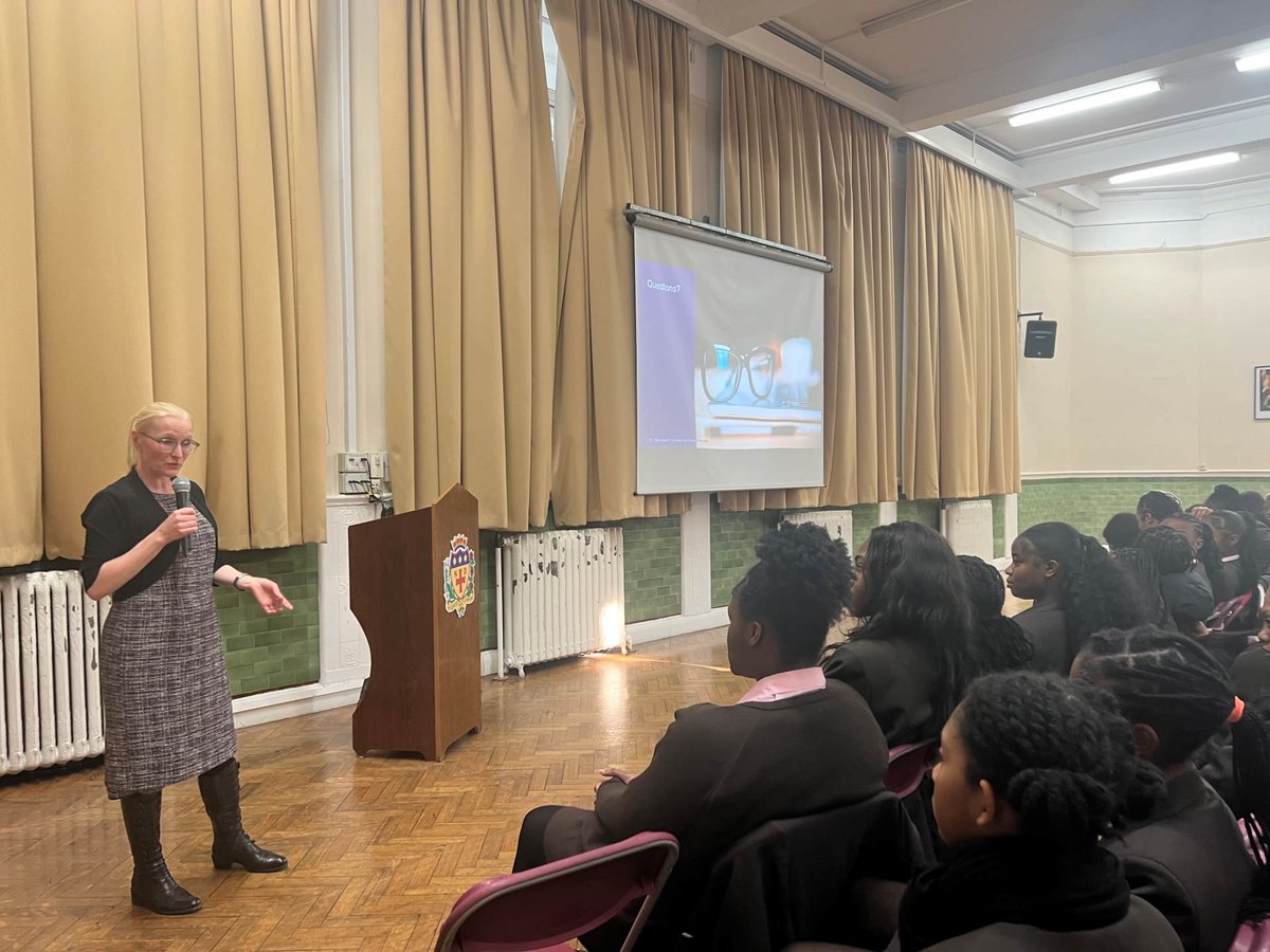 Throwing it back to Careers Week when we welcomed Monica Lesny from @CMS_law to talk to our aspiring lawyers. Find out more here: notredame.southwark.sch.uk/News/Championi… #inspiringbrilliantminds #learningwithoutlimits #championingbrighterfutures @SelcatTrust @rcaoseducation @RC_Southwark