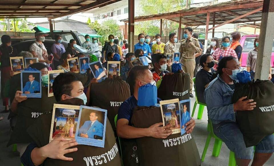 พระบาทสมเด็จพระเจ้าอยู่หัว ทรงพระกรุณาโปรดเกล้าฯ ให้นางสาวอโรชา นันทมนตรี รองผู้ว่าราชการจังหวัดนนทบุรี ร่วมกับมูลนิธิราชประชานุเคราะห์ ในพระบรมราชูปถัมภ์ เชิญถุงพระราชทานเครื่องอุปโภคบริโภค ไปมอบแก่ผู้ประสบอัคคีภัย ณ ชุมชนซอยบางศรีเมือง 38 ต.บางศรีเมือง อ.เมืองนนทบุรี จ.นนทบุรี