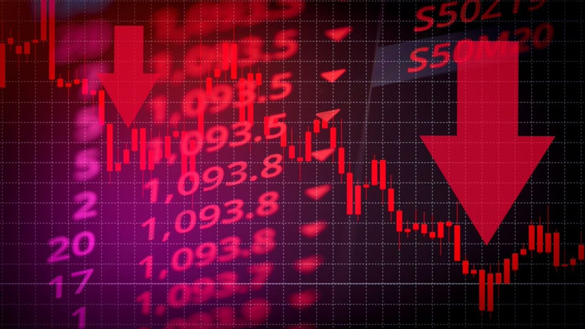 #MarketAtClose | IT & Metal stocks trade lower, Tech Mah, JSW Steel, Tata Steel, HCLTech top losers

Birlasoft falls more than 3% on lower-than-estimated Q4 earnings

IOC falls over 4% as Q4 print disappoints, GRM at $8.40 vs estimate of $15/bbl

SBFC Fin slips 4% following stake