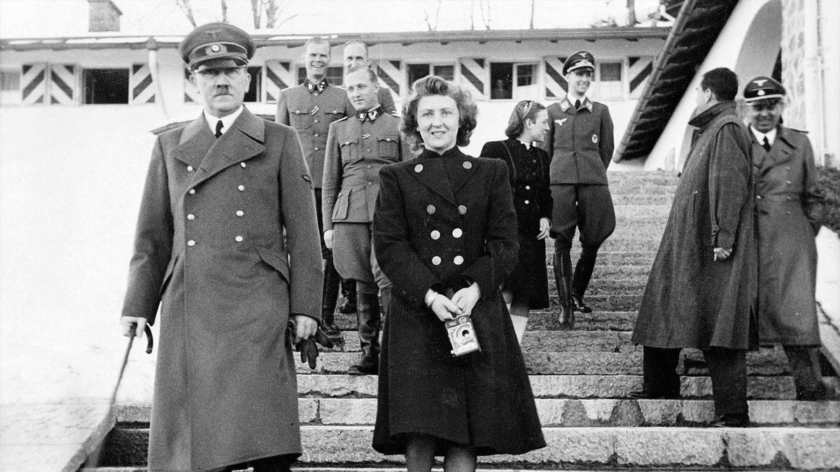 Le 30 avril 1945, Adolf Hitler et sa femme Eva Braun se suicidèrent… le lendemain de leur mariage.