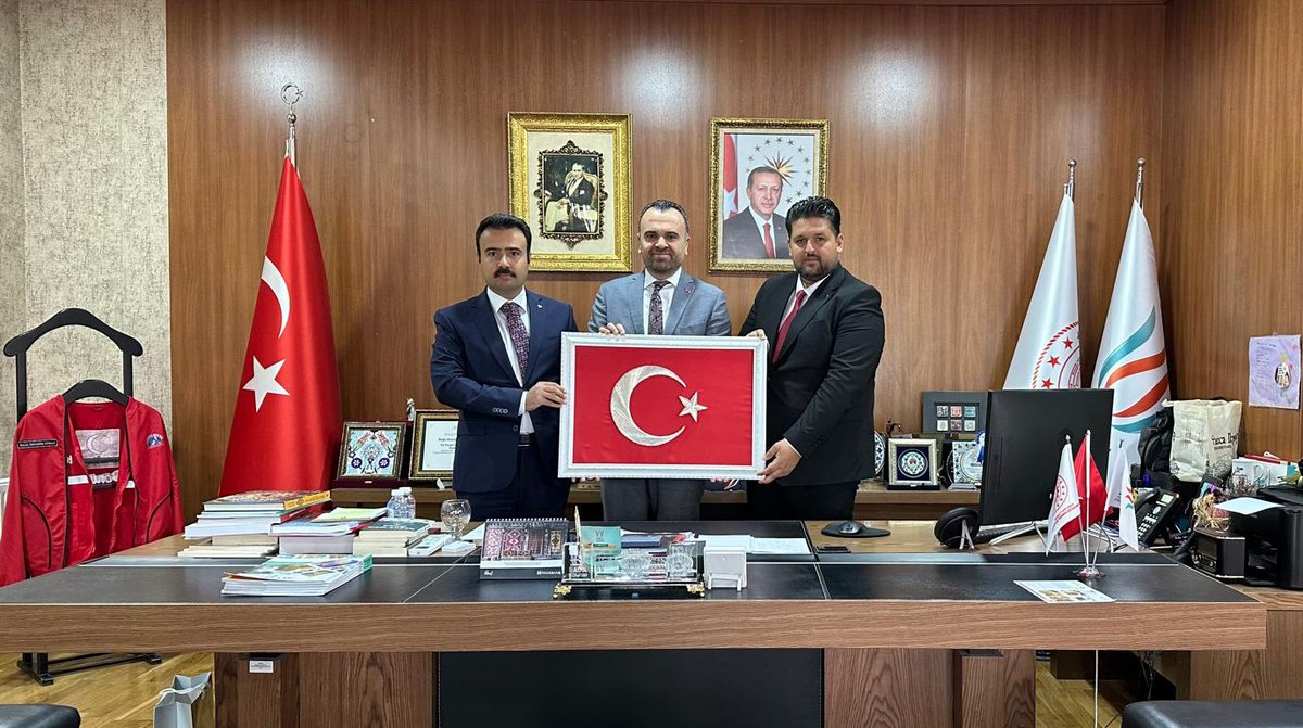 Ahlat Kaymakamı Batuhan Bingöl ve Ahlat Belediye Başkanı Yavuz Gülmez, DAKA Genel Sekreteri Halil İbrahim Güray'ı ziyaret ettiler. Görüşmede proje iş birlikleri değerlendirildi ve Türk Bayrağı takdim edildi. @TCAhlat @AhlatBelediyesi