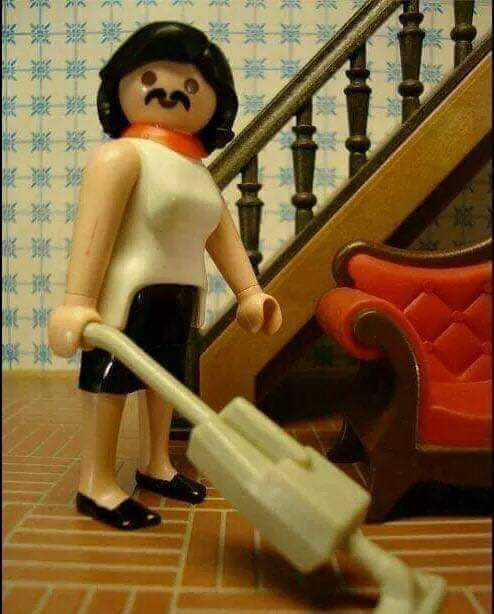 Este Playmobil representa un video musical.. sabéis quién es su cantante❓