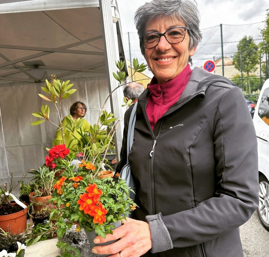 [Retour en images] 📸
sur la fin des animations du #moisdelenvironnement avec le troc aux plantes 🌻 par l'association les citadines et le drive compost qui a toujours autant de succès ! #villeparisis

➡️villeparisis.fr/agenda/troc-au…