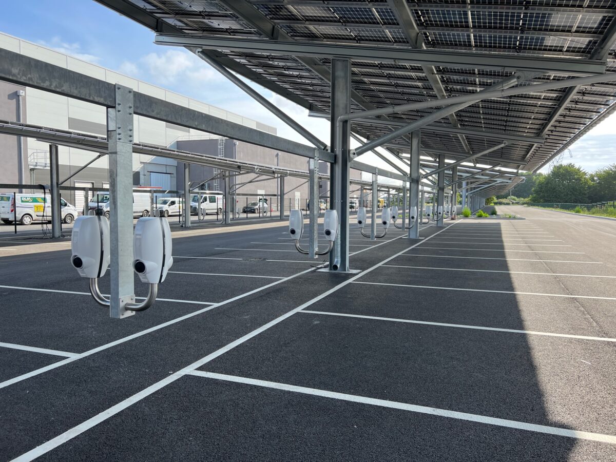 En installant des ombrières photovoltaïques couplées à des bornes de recharge sur les parkings de deux sites de production de la coopérative vinicole Cordier by InVivo, à Trilles (34) et à Cubzac-Les-Ponts (33), Idex a proposé une solution « deux en un »
pv-magazine.fr/2024/04/25/lin…