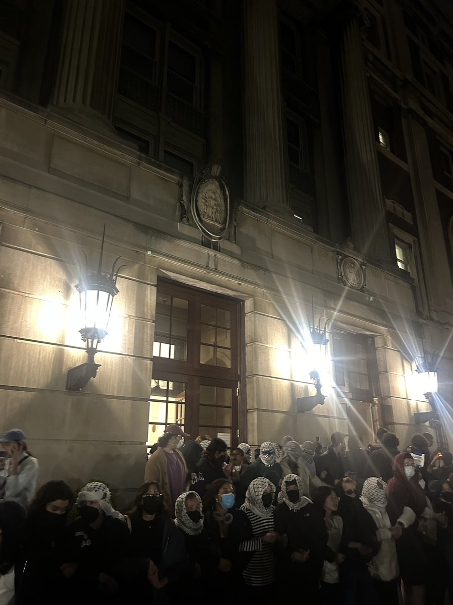 🚨🇵🇸 STUDENTS ARE TAKING OVER HAMILTON HALL IN SUPPORT OF PALESTINE!