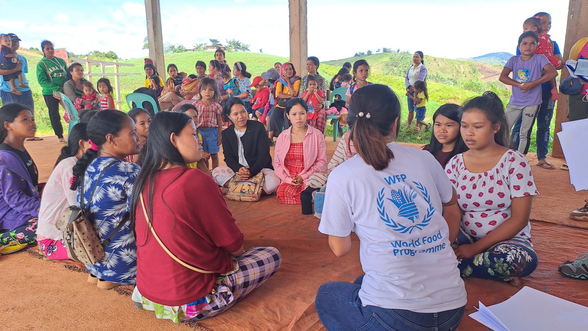 Kumusta? 🤗 In Maguindanao del Norte, WFP holds community dialogues with pregnant 🤰🏽 and breastfeeding mothers 👩🏽 of the Indigenous Teduray community. ✨ With trained health workers from the Rural Health Unit, WFP listens to stories on feeding and caring practices. 👂🏽