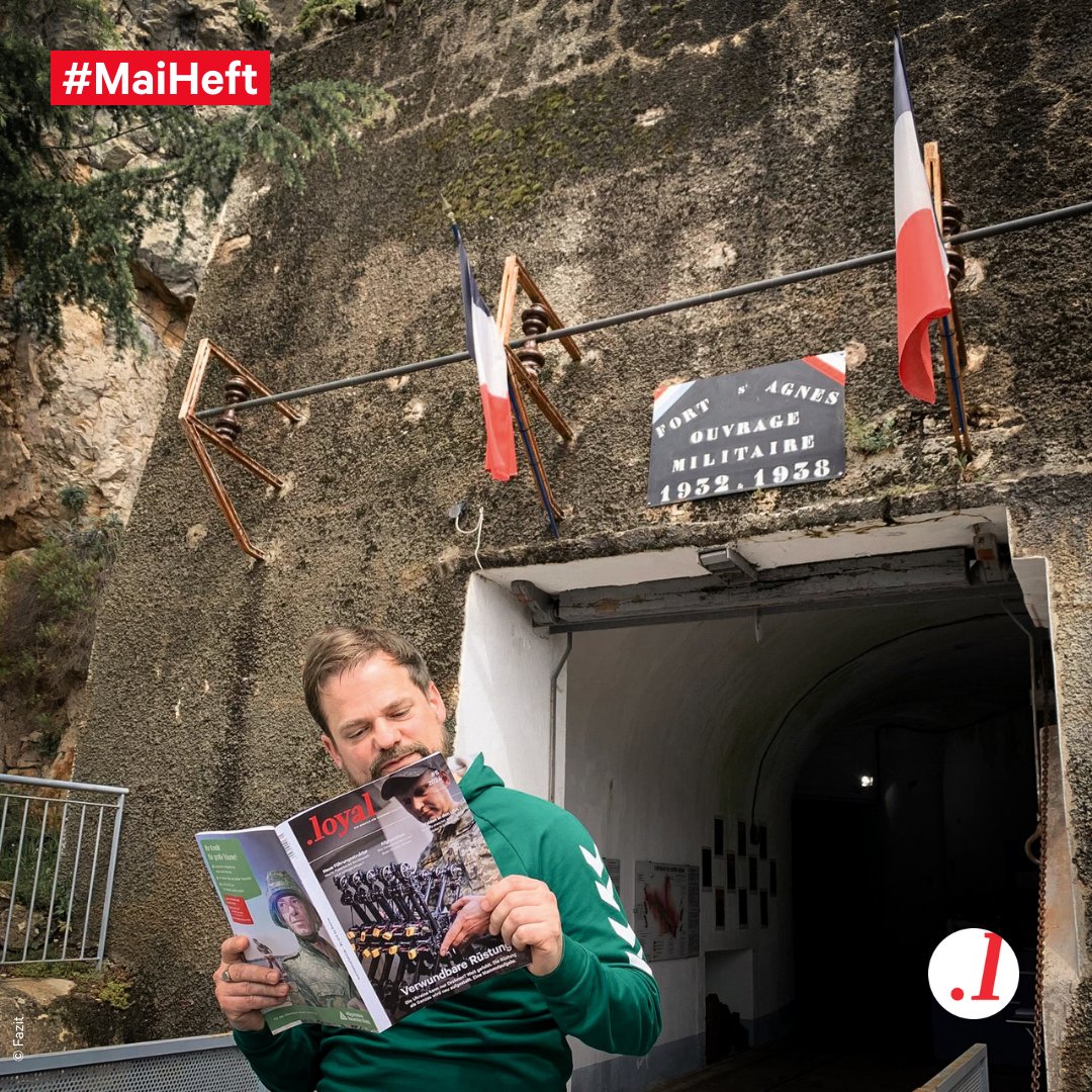 1/2 Redakteur Björn Müller liest die Mai-Ausgabe vor Fort Sainte Agnès - südlichstes Festungswerk der Maginot-Linie an der Côte d’Azur. Themen u. a.: ✍️ 'Verwundbare Rüstung' - wie die #Ukraine ihre Wehrproduktion stärken will ✍️ 'Im Kriechgang' - die #Bundeswehr-Strukturreform