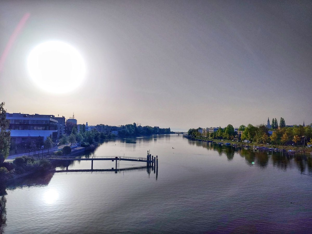 #Konstanz ⚓ heute #Morgen auf der #Schänzlebrücke 🌉 #Bodensee 🏞 #lakeconstance #Rheinbrücke #rheinkilometer1 #SkyTweet #Seerhein #April