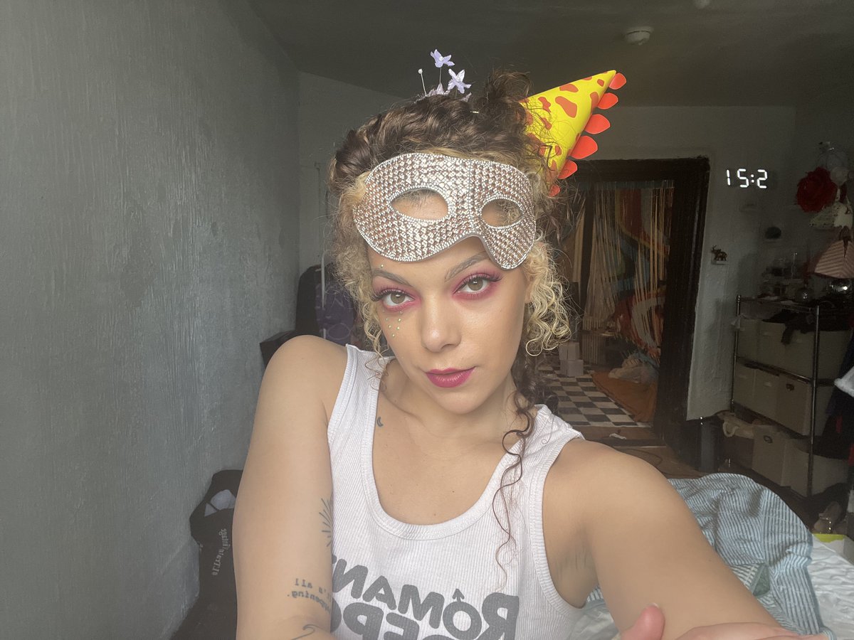 nochillnirah's tweet photo. Had a lil birthday shoot, subscribe to see the new drop! Cake included🍰 

https://t.co/PU8xinuQOX

#birthdaygirl #TaurusSeason #cake #clown #patreon https://t.co/CO3gudzsmK