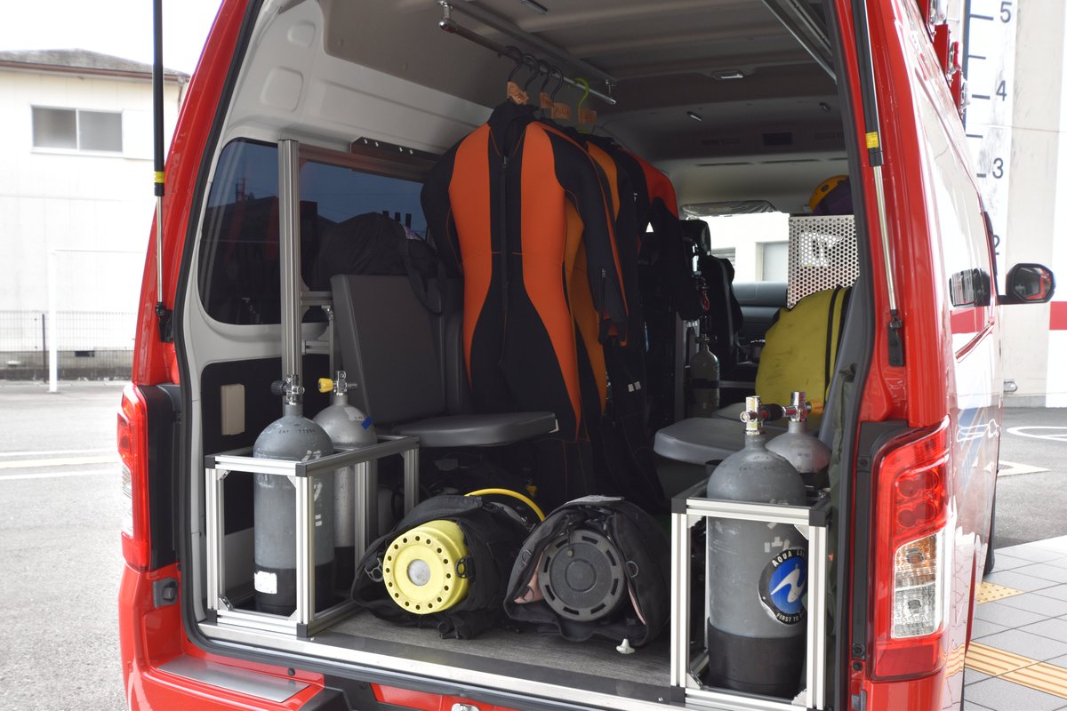 shimashobo119's tweet image. 志摩市消防本部に新たな消防車両が導入されました！
水難救助車は乗用車ベースにしたことにより、機動性が向上し、隊員が後部で着替えられるようになっているので、より迅速な救助活動を行うことができます。
資器材搬送車は積載量が増加し、新たにクレーンも搭載されております。

＃志摩 ＃消防車両