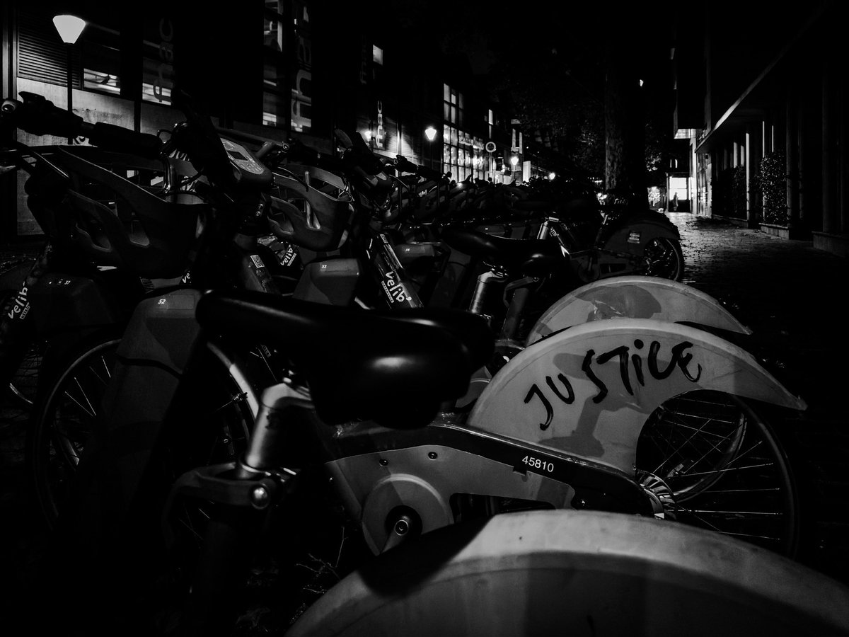 #bonjour

#justice 🙂 #paris #BercyVillage #iledefrance #france 
Color version 👉 answer 

#bikes #nopeople #message #city #street #lensonstreets #lensculturestreets #shotbyme #shotoniphone #iphonephotography #mobiography #mobitog #parisphoto #reponsesphoto