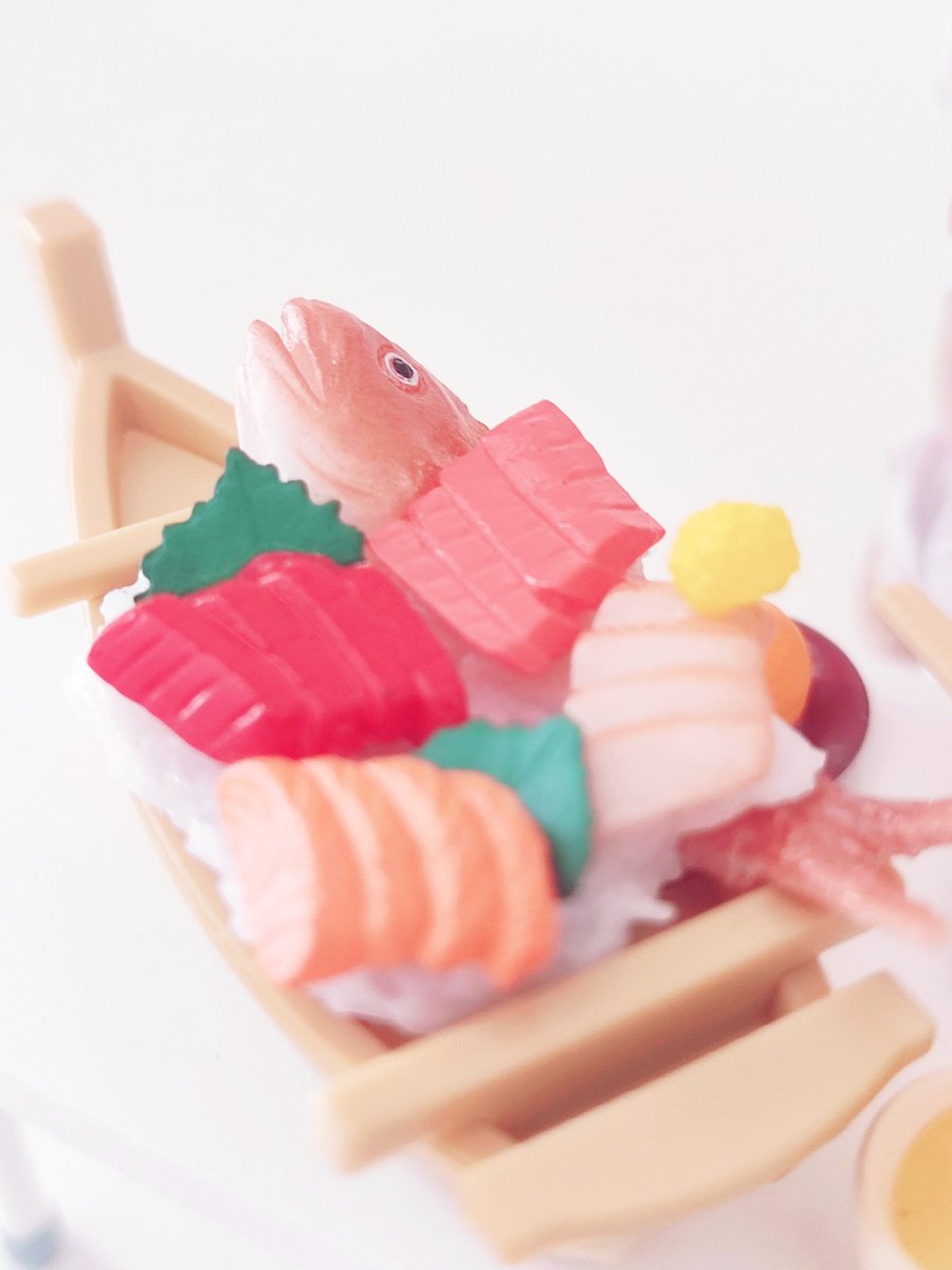 Let's eat sashimi 
#cute  #かわいい #cutenessOVERLOAD  #シルバニアファミリー #シマネコ #シルバニアの赤ちゃん 
#calicocritters #SylvanianFamilies    #ChefShima