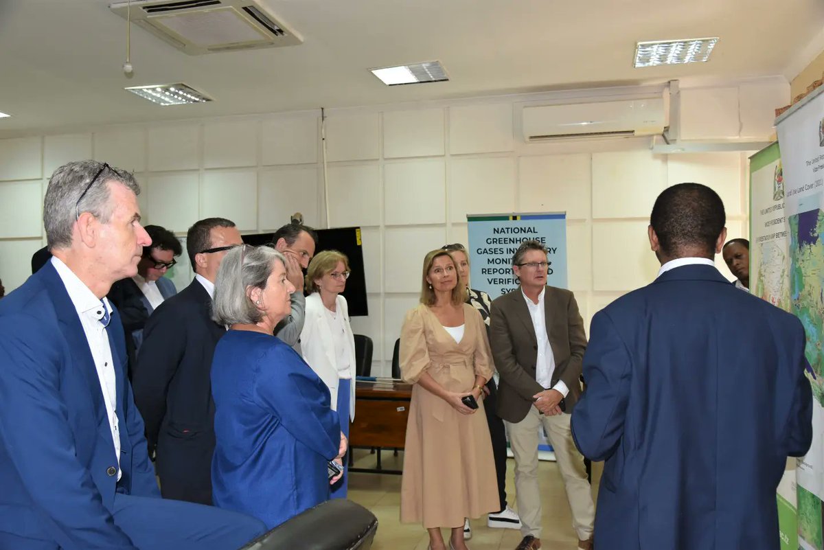 #THREAD 1/4 Yesterday, in Morogoro, 🇹🇿 EU Ambassadors visited @SokoineU where they learnt several initiatives underway at the university incl; ✅The National Monitoring Carbon Center. This 🇪🇺EU-supported center is a hub for monitoring greenhouse gas emissions & carbon trading.