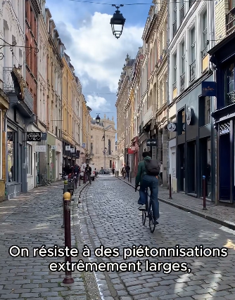 La mairie de Lille refuse la piétonisation de l'hyper-centre (demandée par EELV et macronistes). Car l'objectif, dit-elle, est d'y maintenir une population qui y vit, pas seulement des gens qui y consomment. instagram.com/reel/C6WEDWCsO…