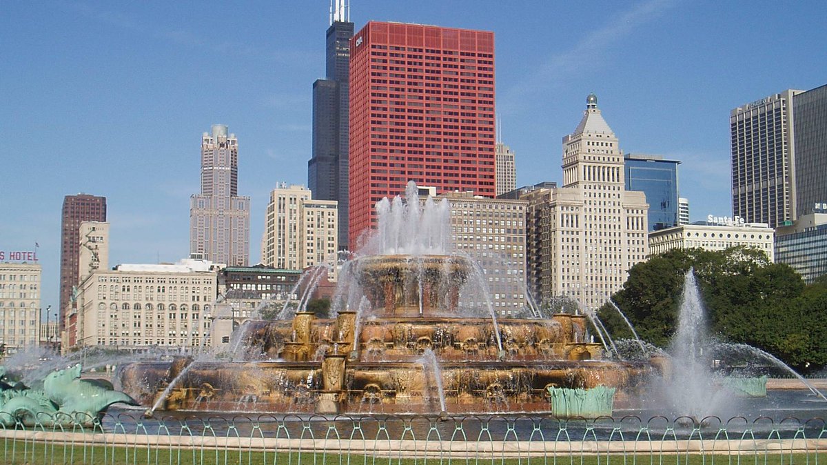 Explore Grant Park - Chicago's beautiful backyard - on our #FREE self-guided walking tour! See Buckingham Fountain, @artinstitutechi & the lakefront.  evisitorguide.com/chicago/metrow…

#SightseeingMadeSimple #Chicago #sightseeing #budgettravel #travel #tours #walkingtours #freetours