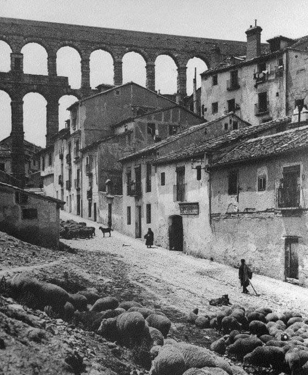 Buenos y lluviosos días de nuevo… 
La foto es de Otto Wunderlich, Segovia, 1920.
Que tengas un feliz día!