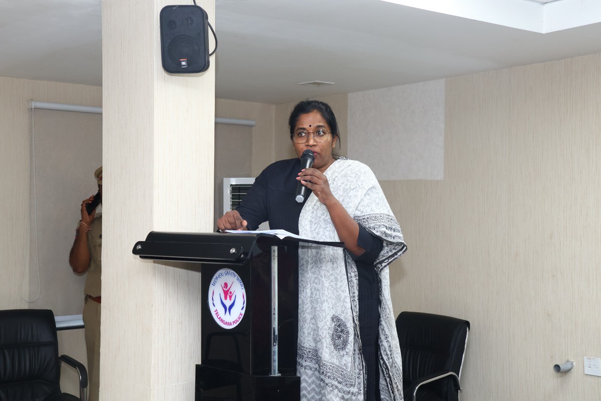#Gendersensitivity, #POSHAct & #LGBTQIA+ awareness session at the #WomenSafetyWing. Rema Rajeshwari mam, DIG WSW addressed the session, emphasizing the importance of fostering inclusivity & the vision to conduct similar sessions for newly recruited officers of @TelanganaCOPs.