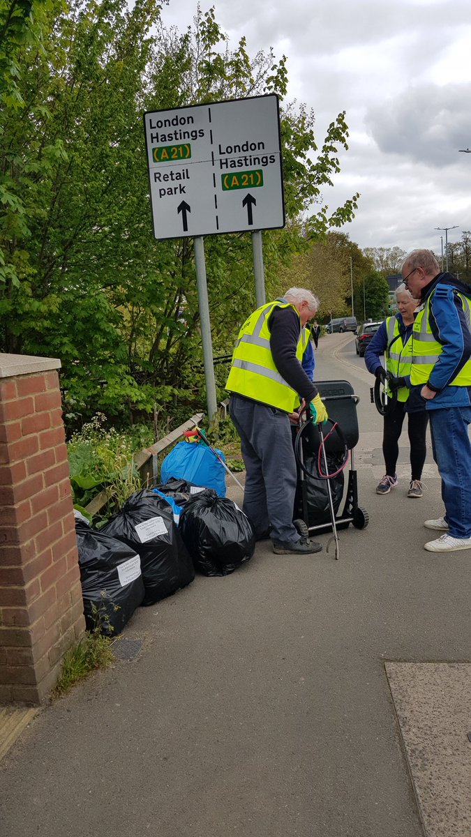 Litterpick,  Dowding Way. #LITTERHEROES #tunbridgewells #highbrooms #southborough #lovewherewelive