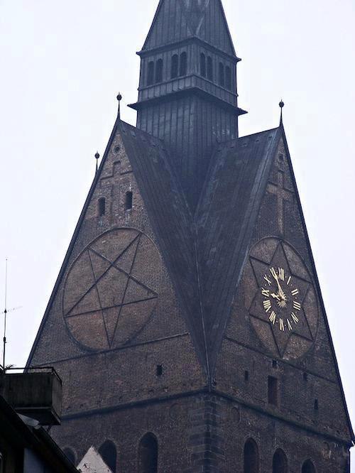 888 Hey Hannover Gameover?

 Habt ihr eigentlich jemals bemerkt dass ihr ein riesiges Pentagramm auf eurer Marktkirche habt ?